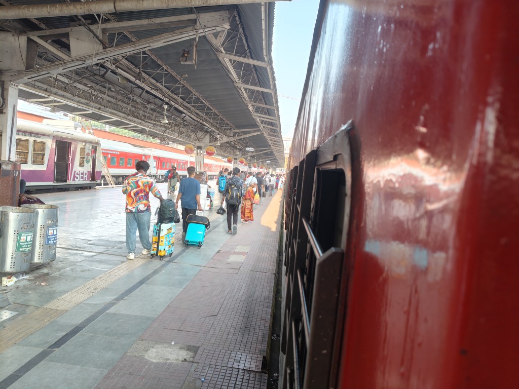 অষ্টমীর সকালে বাড়ি ফেরা
