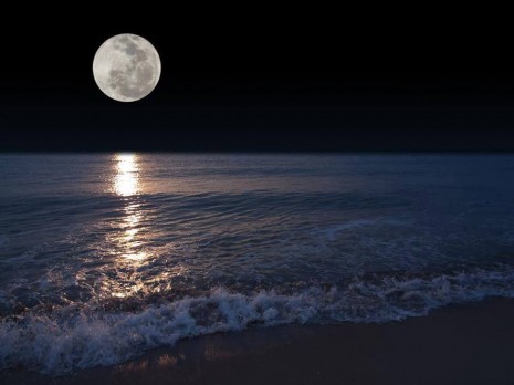 luna sobre mar.jpg
