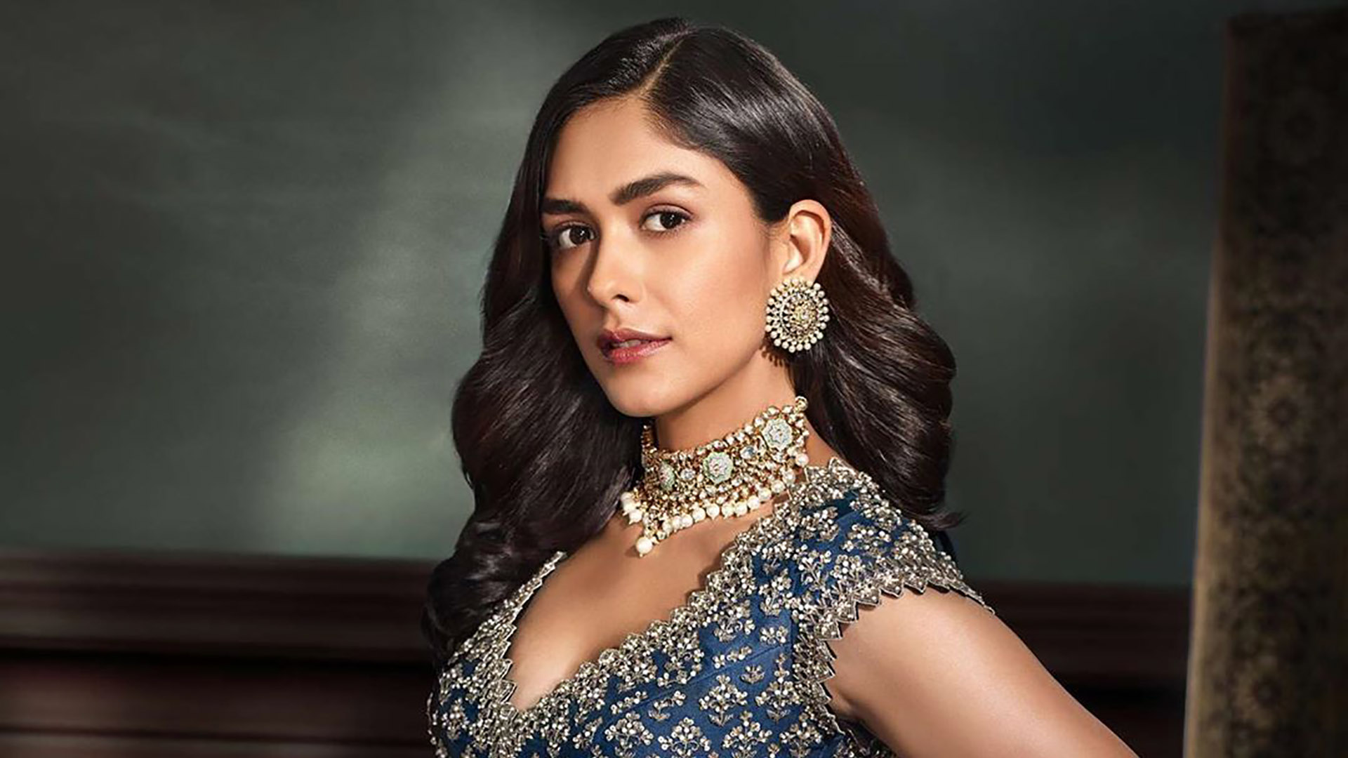 Mrunal-Thakur-Wallpaper-1920x1080-62989.jpg