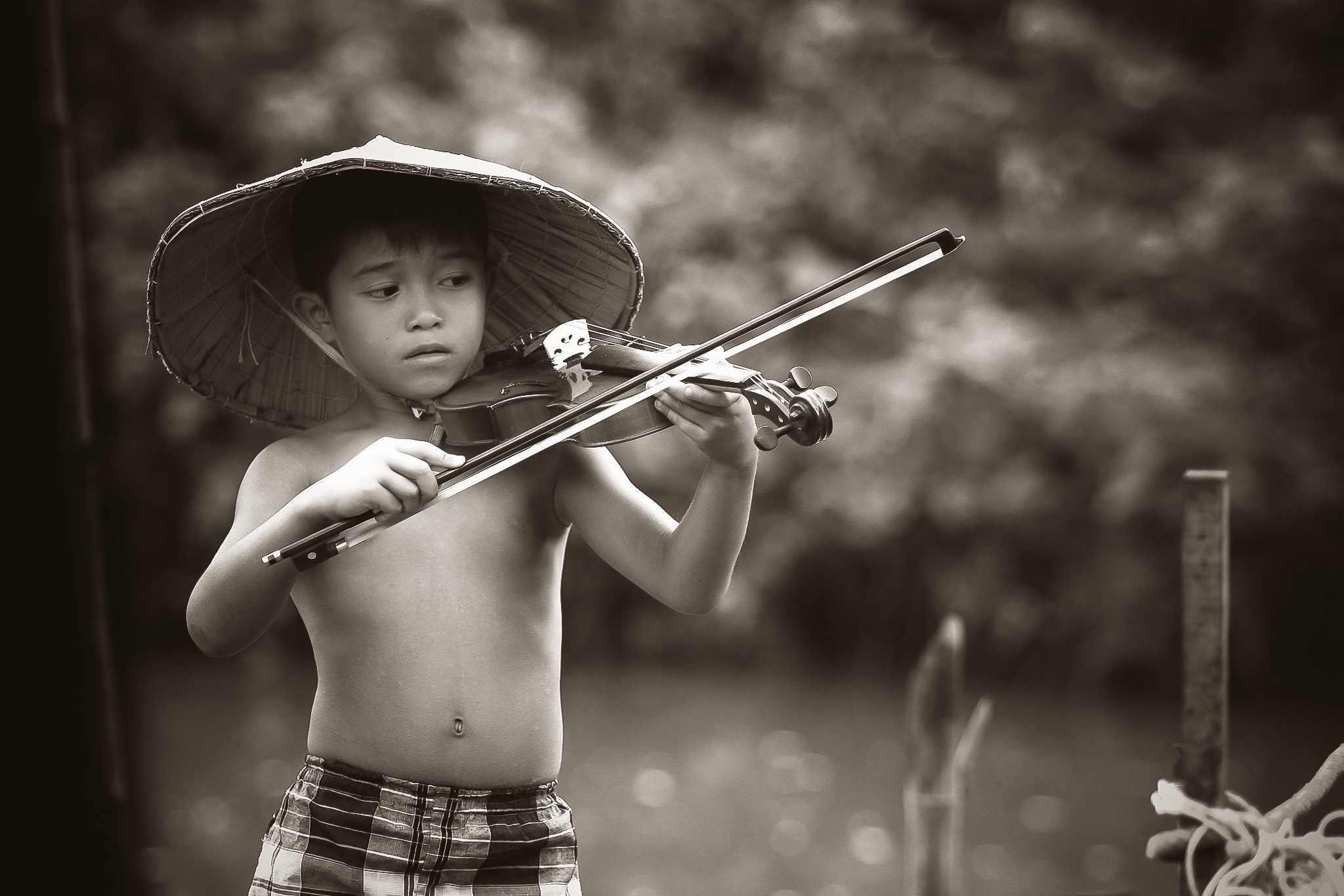 black-and-white-blur-boy-392027.jpg