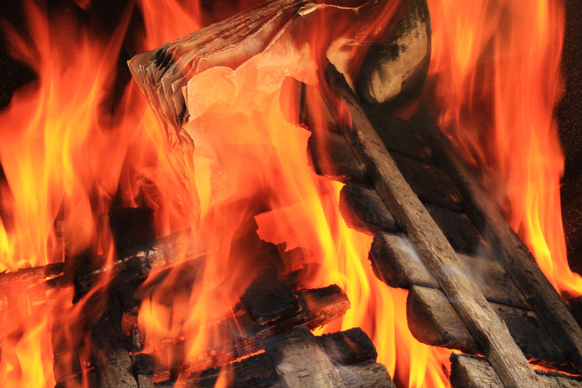 open-fire-g75256379b_1920.jpg
