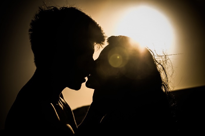 Pareja besandose.jpg