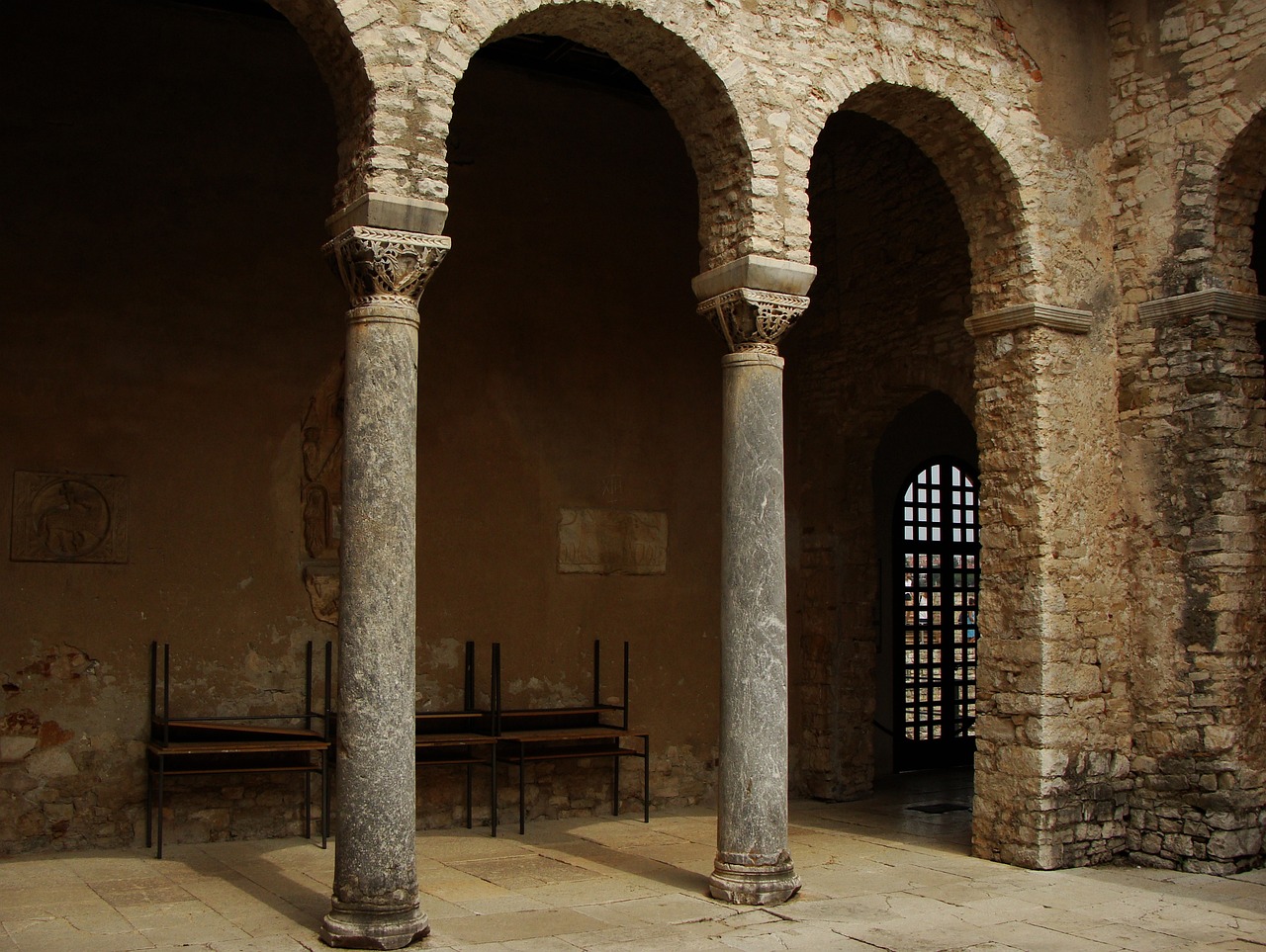 column-2694886_1280.jpg