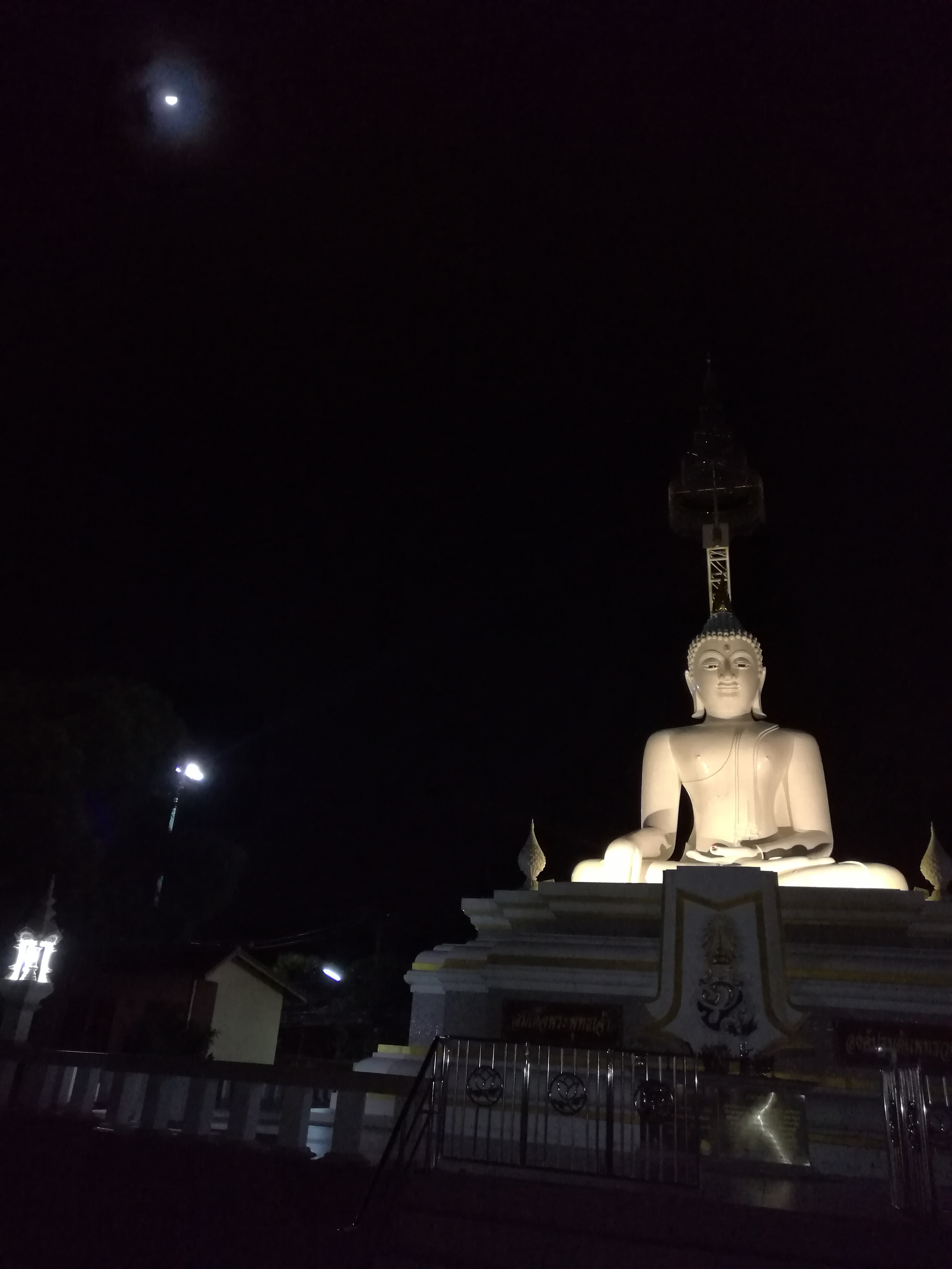 Nachtbuddha&Mond.jpg