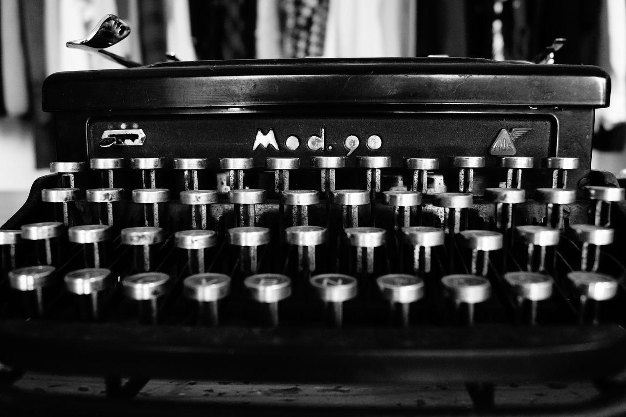 typewriter-1627197_1280.jpg