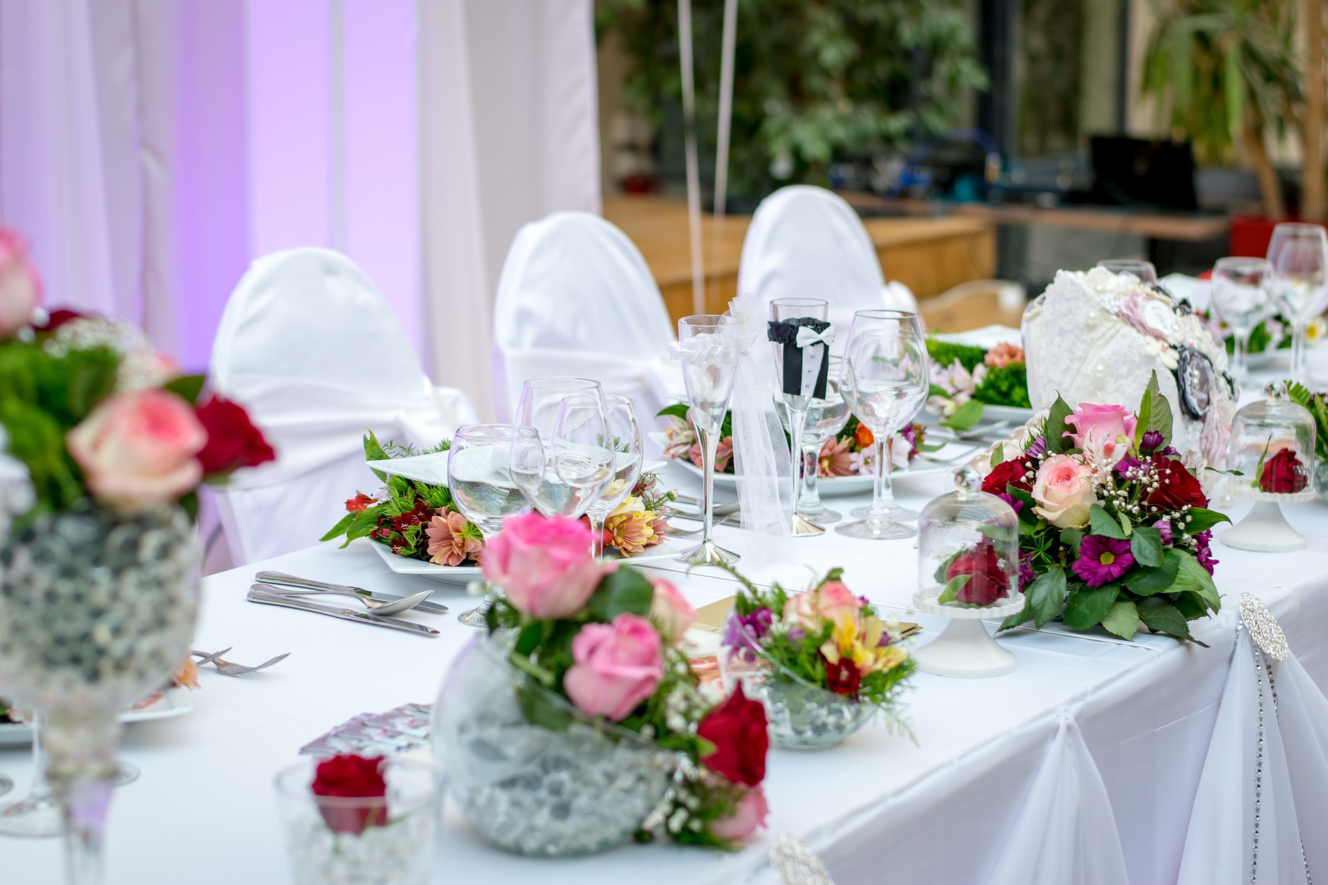 Mesa decorada para una cena especial