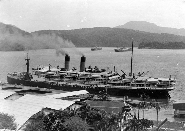 COLLECTIE_TROPENMUSEUM_S.S._'Jan_Pieterszoon_Coen'_gemeerd_aan_de_handelssteiger_te_Sabang_op_het_eiland_We_Noord-Sumatra_TMnr_10007920-sabang 1935.jpg