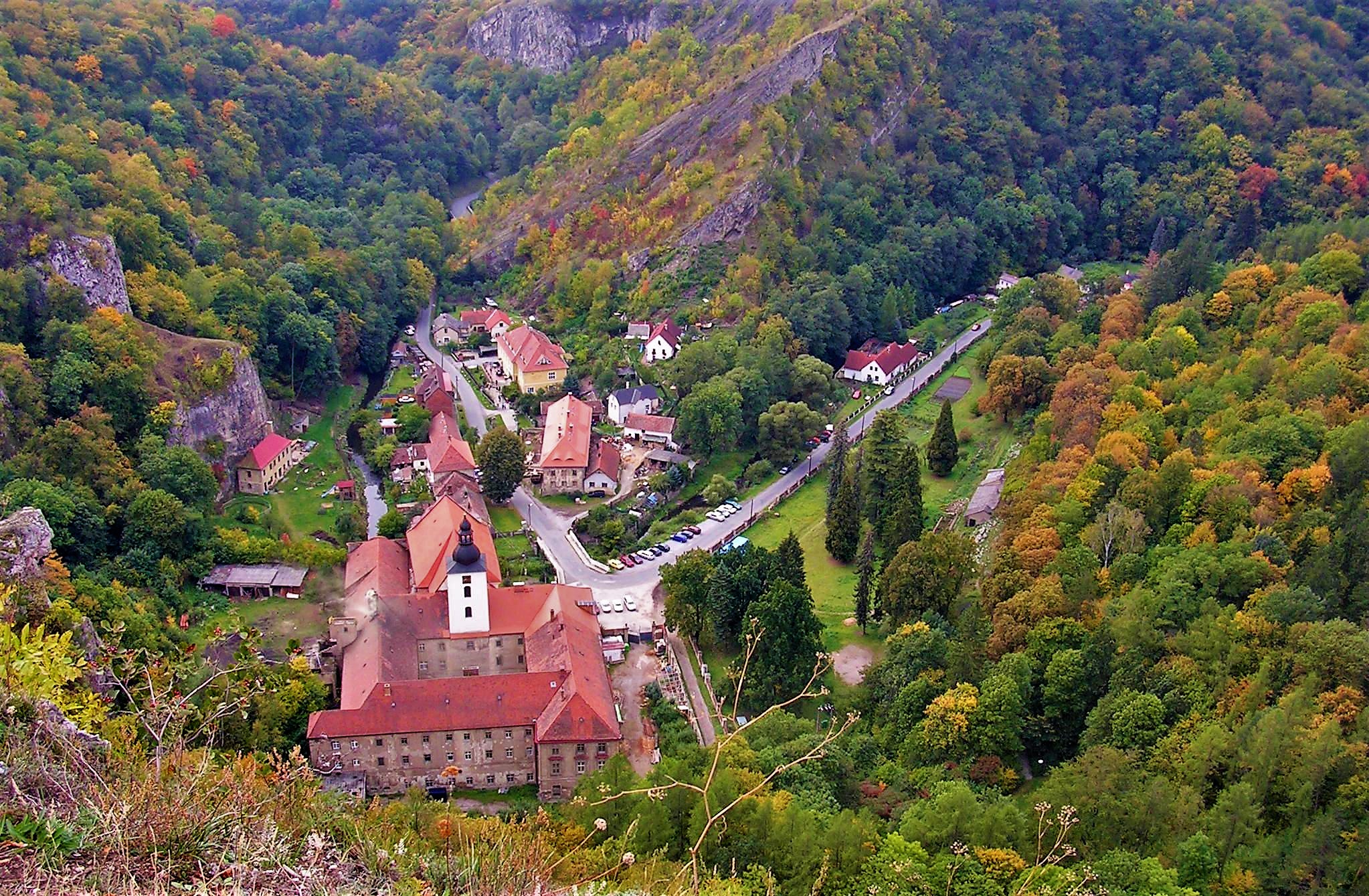 Svatý_Jan_pod_Skalou,_z_vrchu.jpg