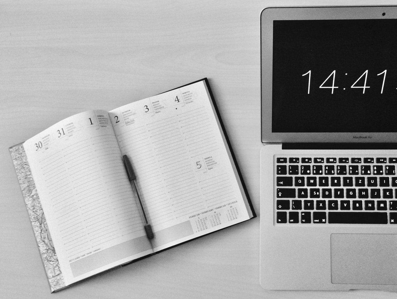 apple-device-black-and-white-business-computer-295826.jpg