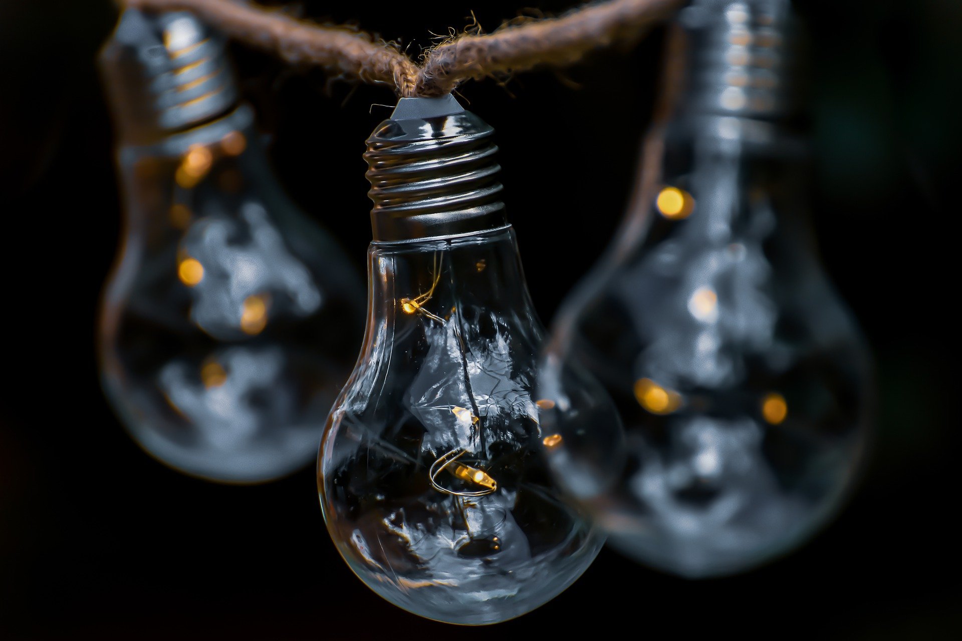 light-bulb-5352822_1920.jpg