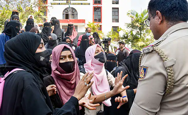 r9bij95g_karnataka-hijab-row-pti_625x300_19_February_22.webp