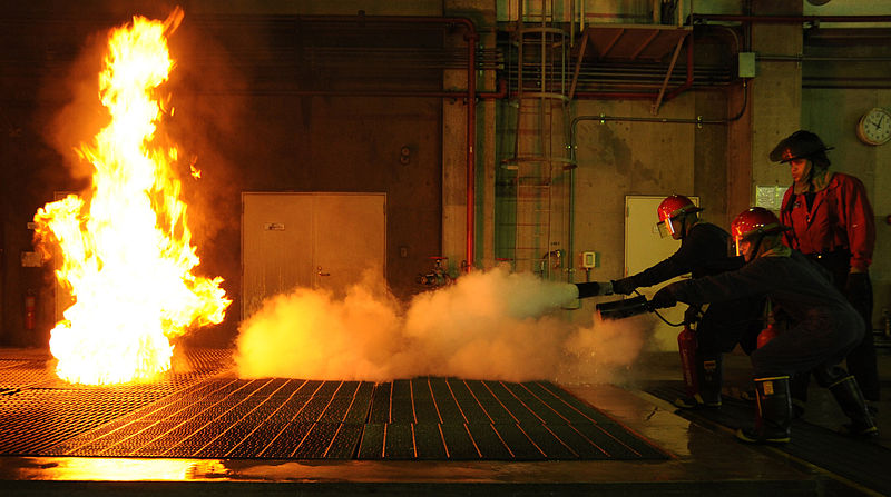 800px-US_Navy_101026-N-8421M-004_Sailors_assigned_to_the_attack_submarine_USS_Buffalo_(SSN_715)_extinguish_a_fire_during_continual_firefighting_training.jpg
