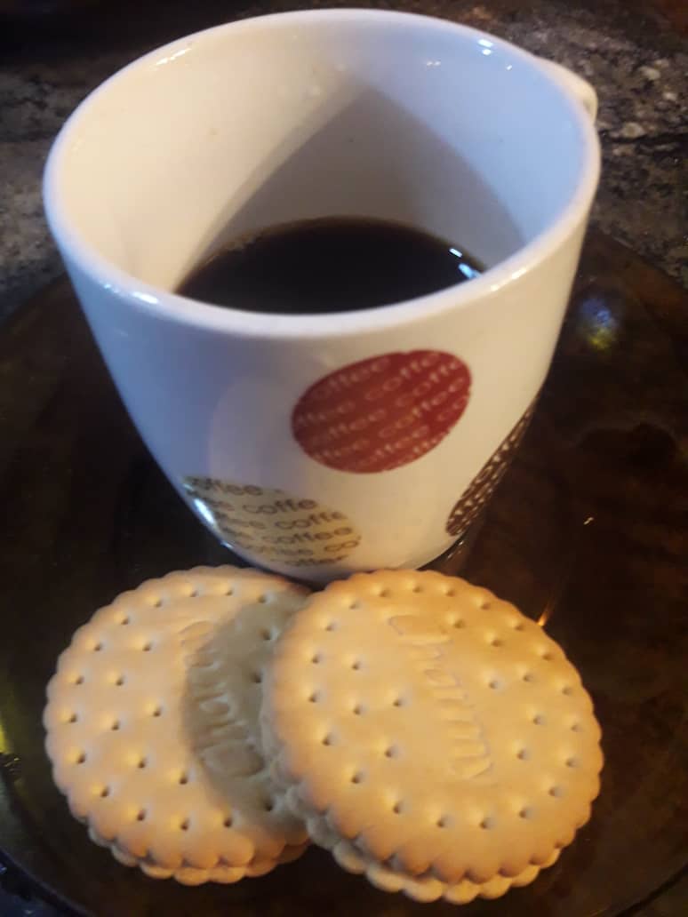 Café Merienda con dos galletas charmy.jpg