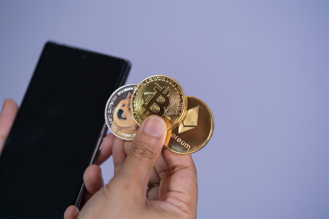 vecteezy_golden-bitcoin-coin-dogecoin-doge-ethereum-eth-group_7676013.jpg