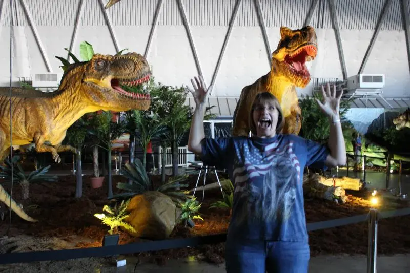 animatronic dinosaur theme park visitor experience.webp