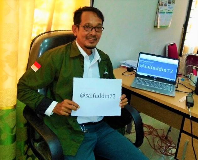 pegang kertas.jpeg