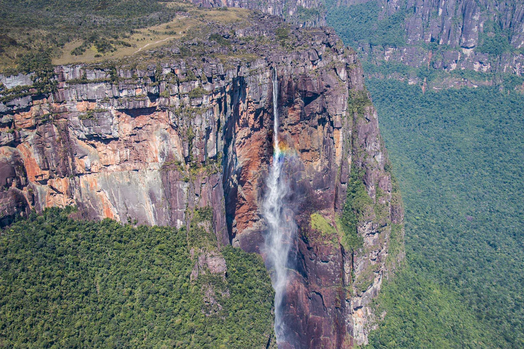 Памятники природы и культуры америки. Водопад Анхель Венесуэла. Водопад Анхель в Южной Америке. Водопад сальто Анхель Венесуэла. Самый высокий водопад в мире Анхель.