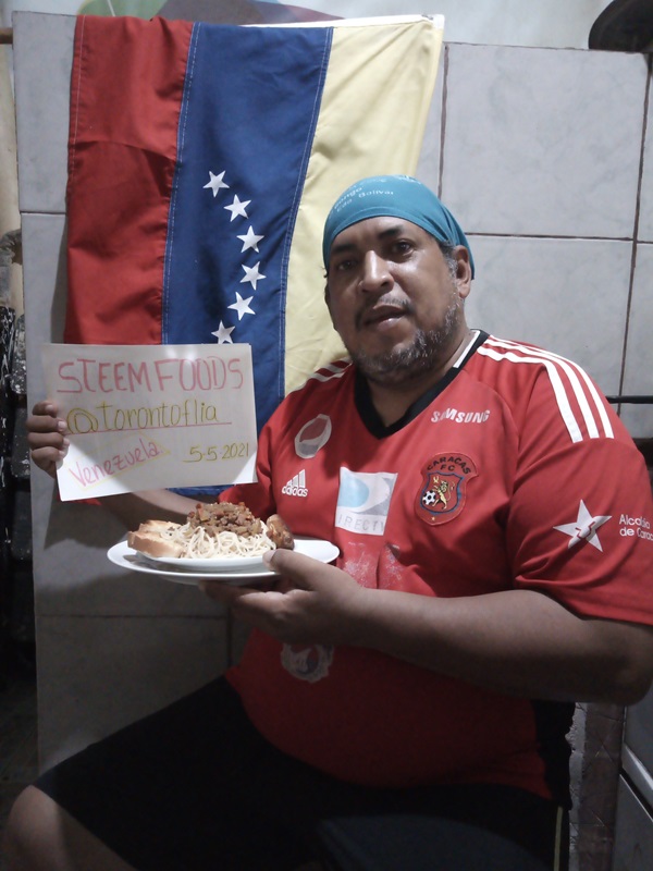 yo presentando el plato de la comida.jpg
