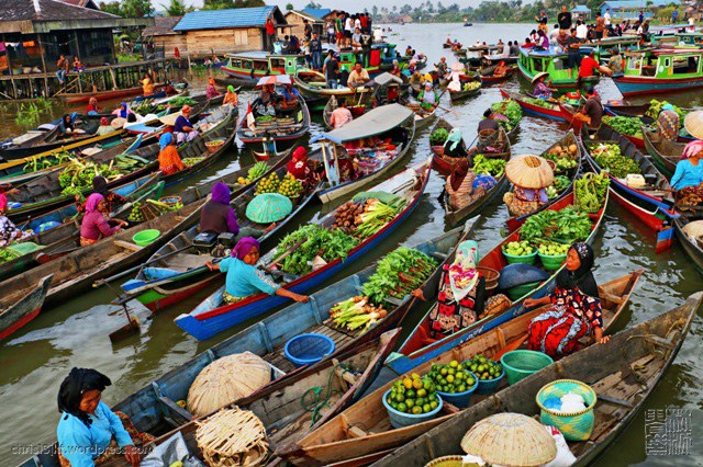 Pasar Apung Di Sungai Barito