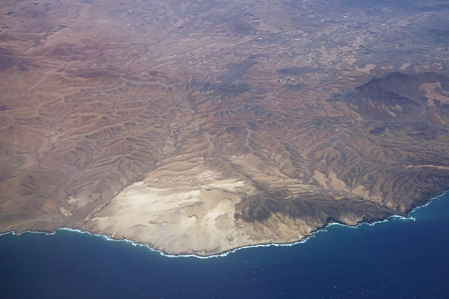 Flight_over_the_Canary_011_s.jpg