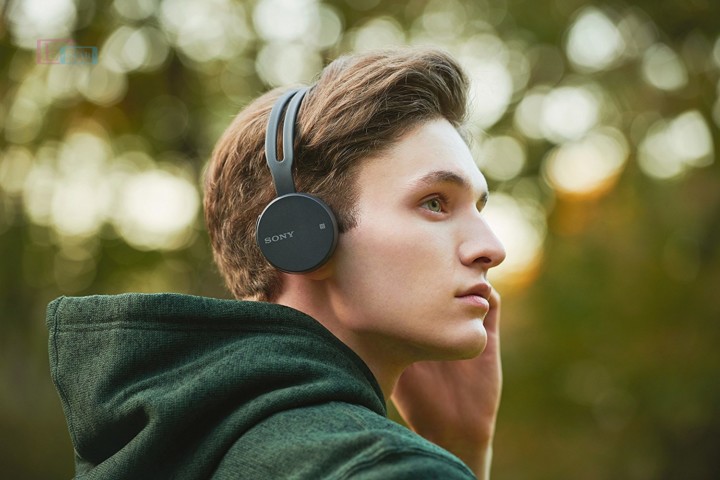 originalnye_naushniki_bluetooth-garnitura_sony_ch400_wireless_headphones_black_chernyy_wh-ch400_-720x480.jpg