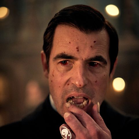 dracula-claes-bang-2-1562191418.jpg
