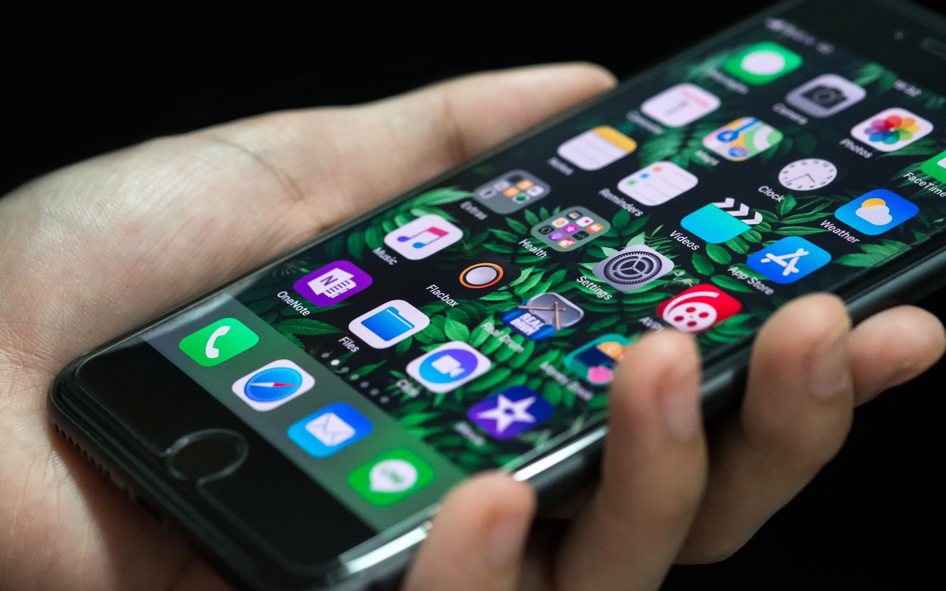 Apple Outlaws Cryptocurrency Mining Apps Steemit
