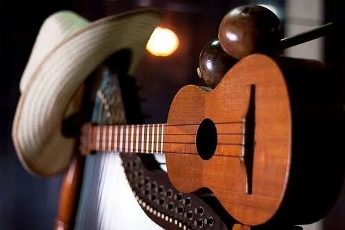 Arpa, cuatro, maracas y sombrero representan la Venezuela bella que tanto quiero.jpeg