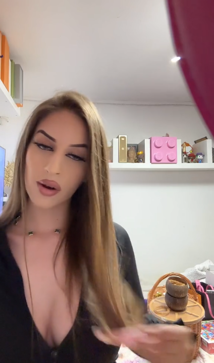 tiktok girl.png