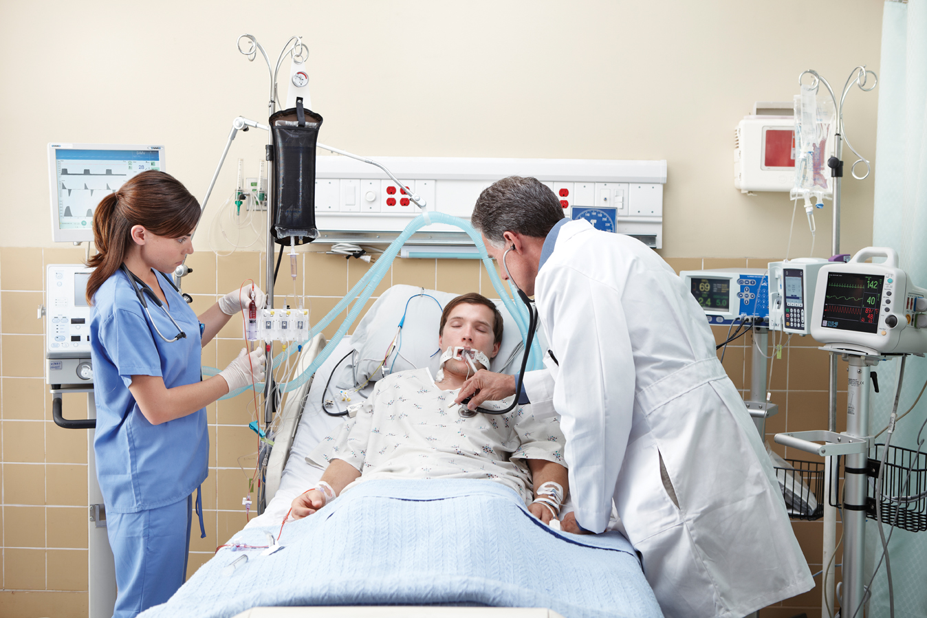 Clinicians_in_Intensive_Care_Unit.jpg