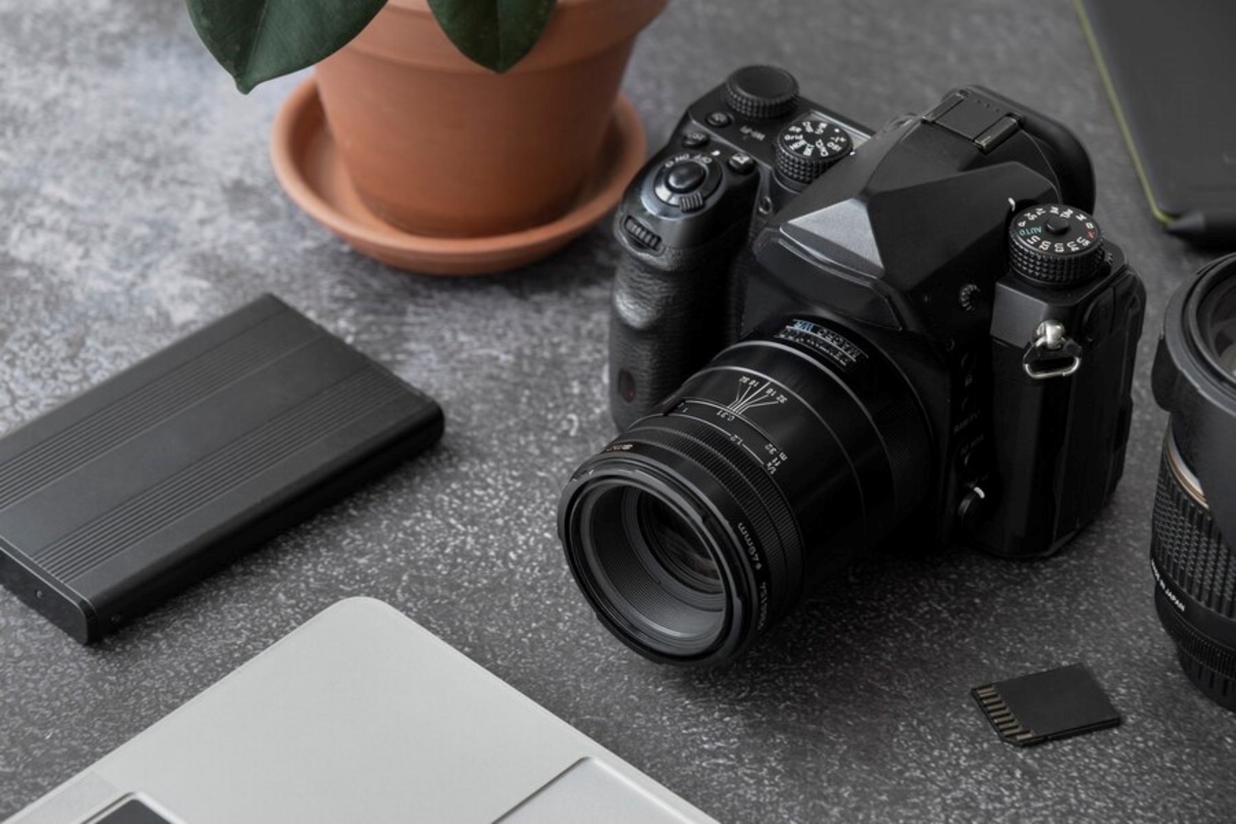 high-angle-professional-reflex-camera_52683-128977.jpg