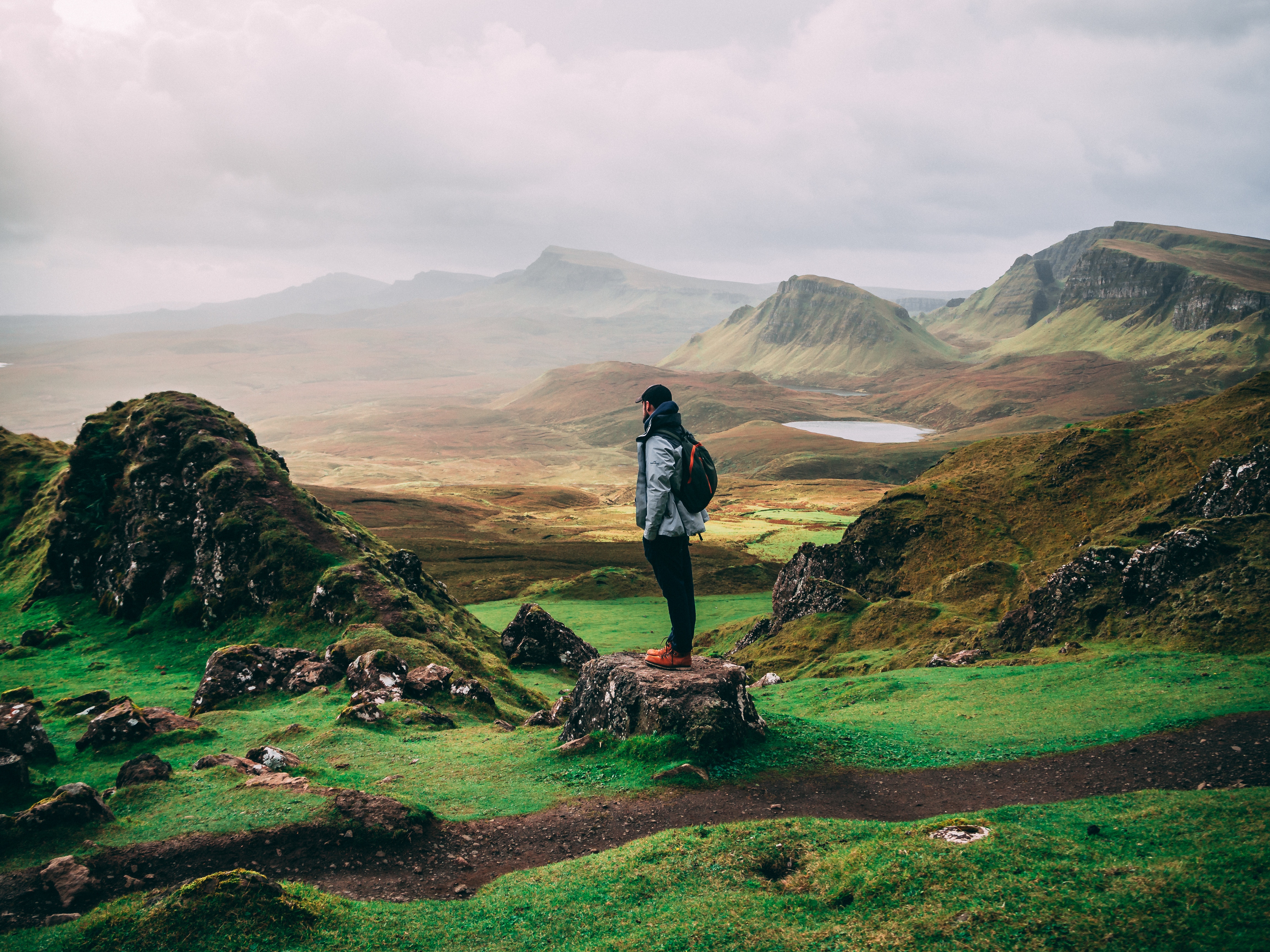 Оставленные горы. Highlands of Scotland. Человек и природа. Человек в горах на рабочий стол. Путешествие.