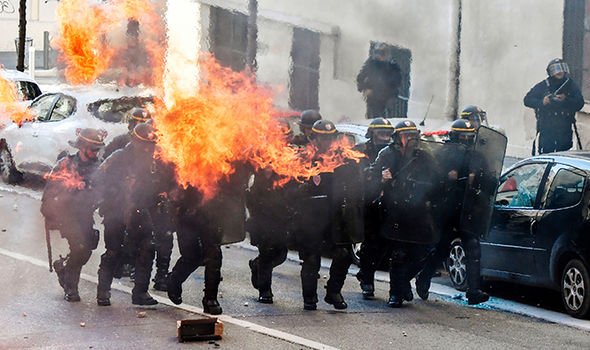MACRON 2.jpg