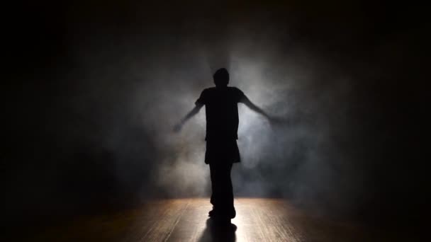 мужчина танцует в темноте