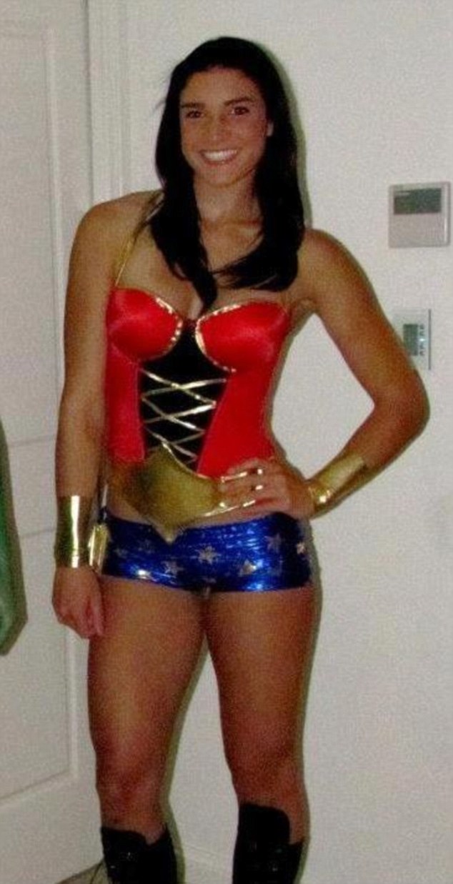 374FF0E000000578-3744518-Theme_In_the_party_shots_the_23_year_old_donned_tiny_metallic_bl-a-5_1471404188761 (4).jpg
