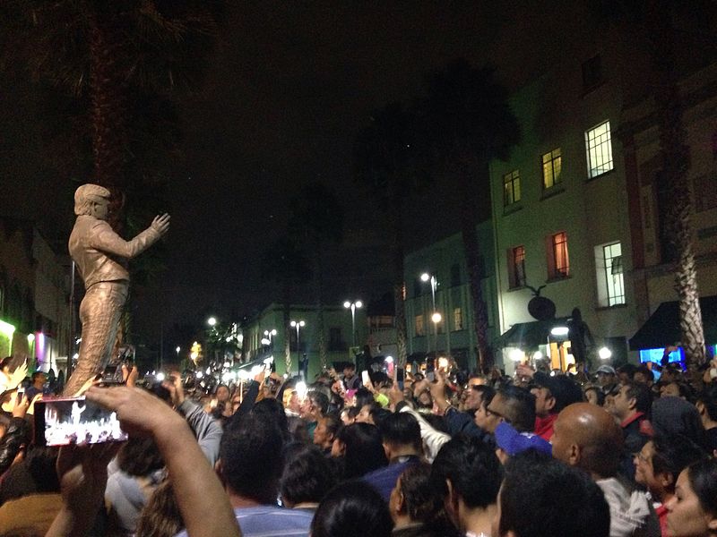 Homenaje_popular_a_Juan_Gabriel_en_la_Plaza_Garibaldi,_Ciudad_de_México_-_4.jpg