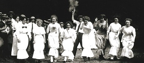 500px-Eight_women_participate_in_a_hobble_skirt_race._Starter_gun_has_just_been_fired_by_man_in_straw_boater_hat.jpg