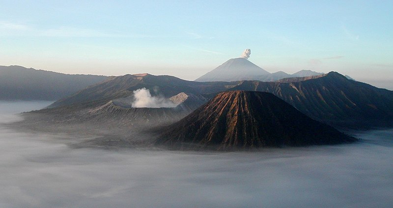 800px-Mount_Bromo_at_sunrise,_showing_its_volcanoes_and_Mount_Semeru_(background).jpg
