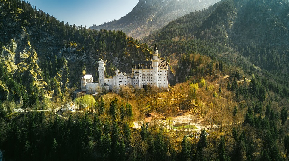 neuschwanstein-castle-2243447_960_720.jpg