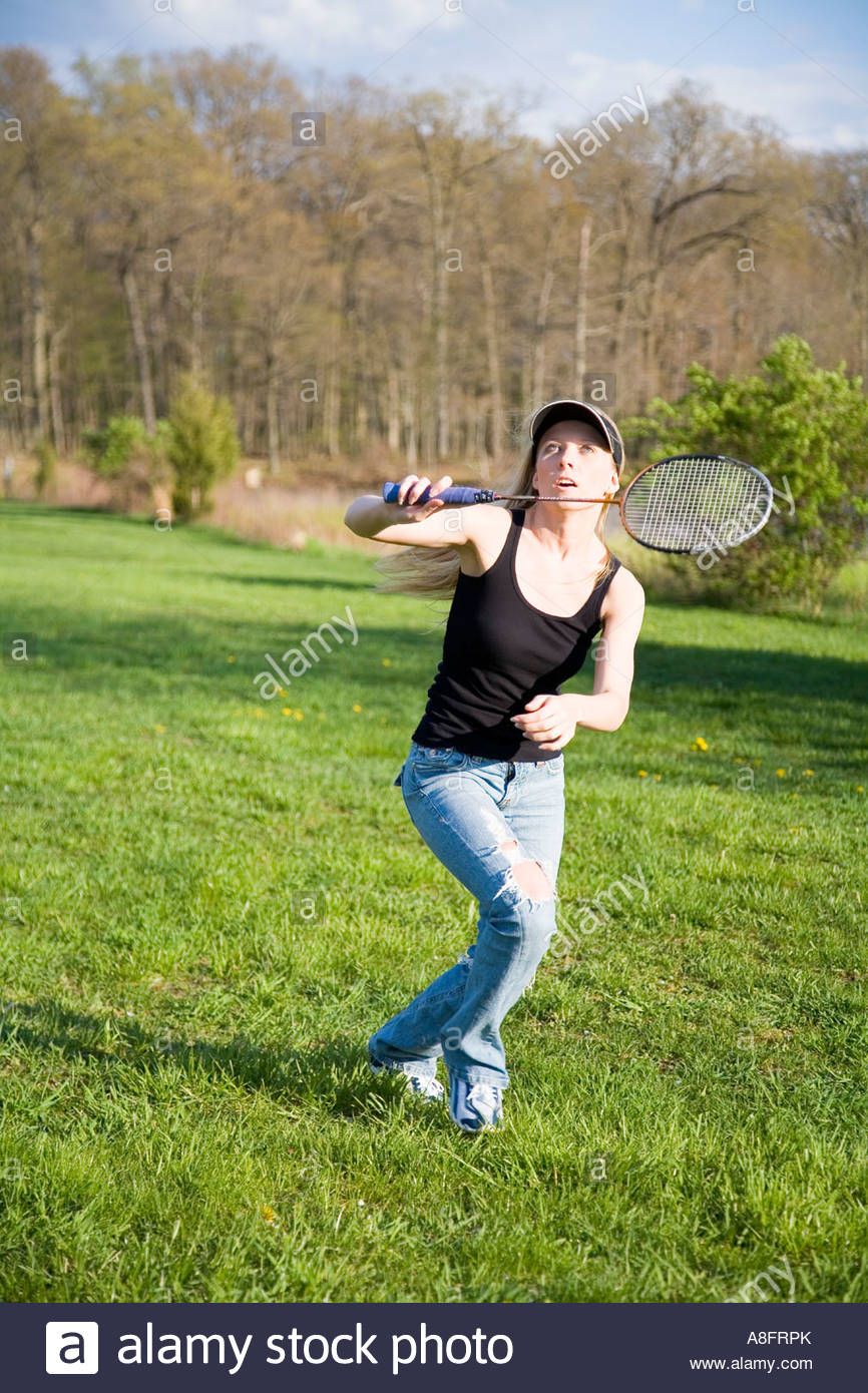 beautiful-girl-playing-badminton-A8FRPK.jpg