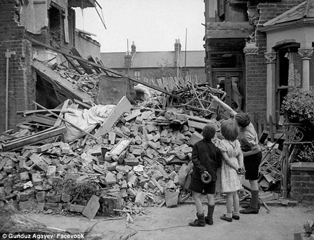 2E0AD13000000578-3300571-Comparision_Gunduz_s_re_creation_of_a_photo_of_the_wreckage_in_L-m-58_1446502219983.jpg