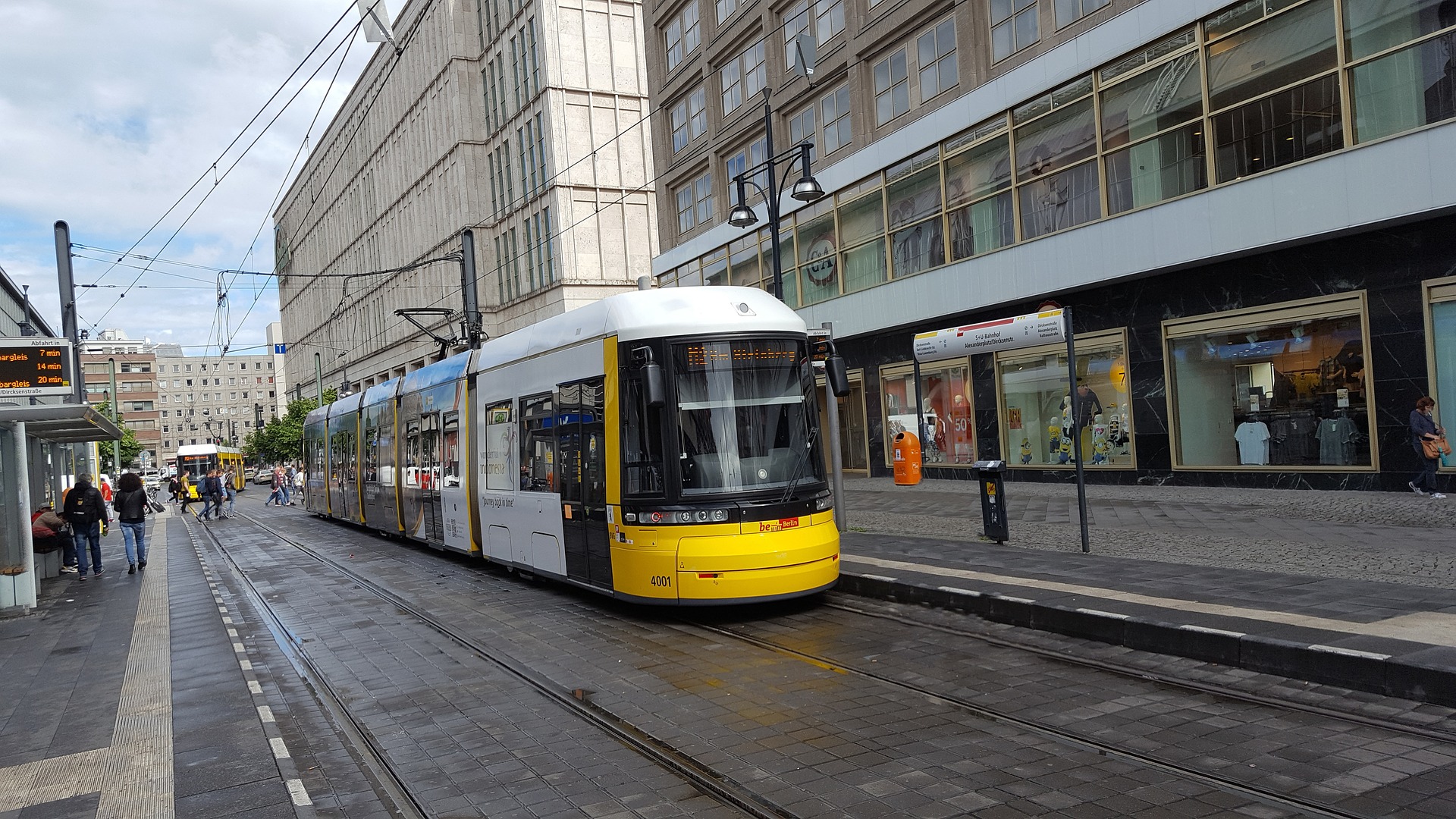 tram-2674801_1920.jpg