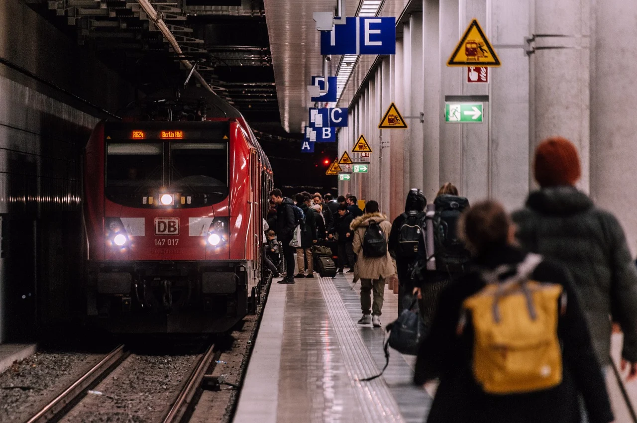 train-7859021_1280.webp