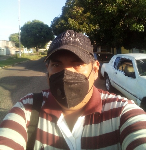 2 EN LA AVENIDA CAMINANDO A LA PARADA.jpg
