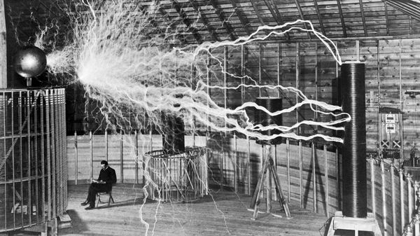nikola_tesla_with_his_equipment_edit_0 (1).jpg