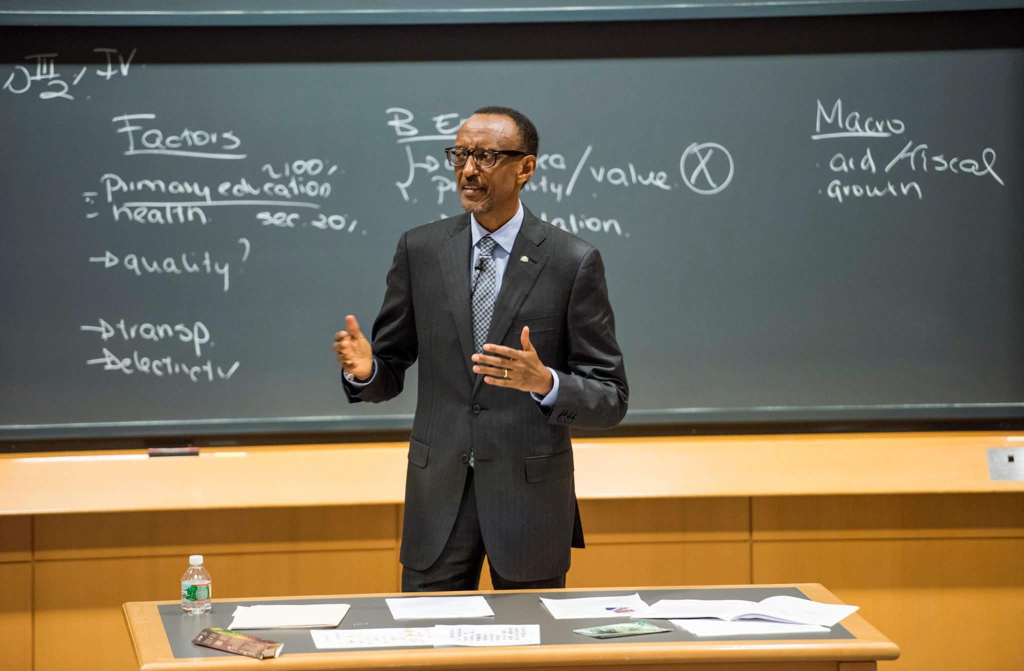 Video lecturer. Профессор фото. Мужчина ученый. Teachers talking pictures. Человек профессор.