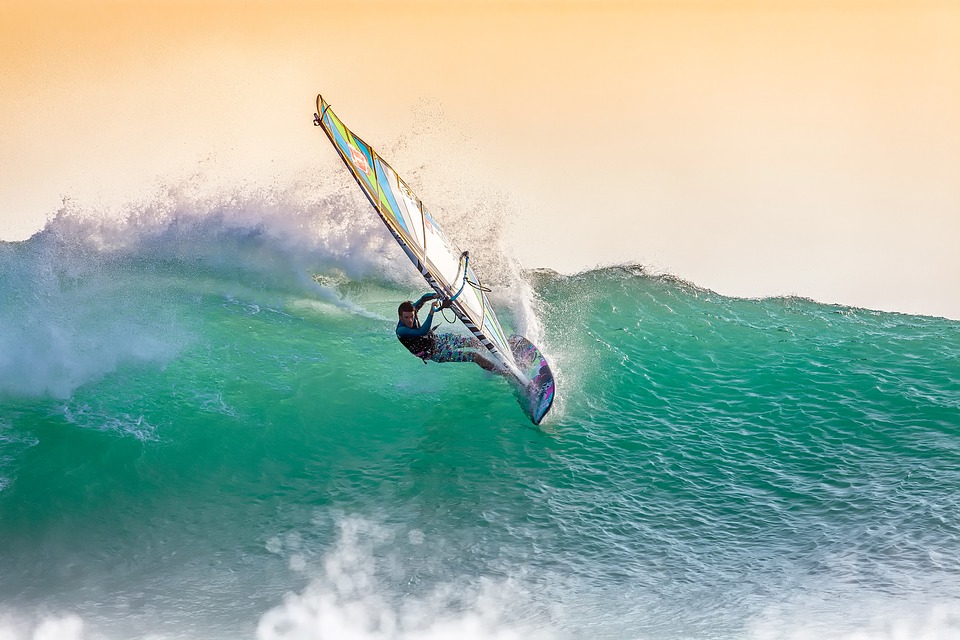 windsurfing-2212364_960_720.jpg