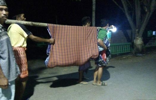 jenazah-dibawa-pakai-sarung.jpg