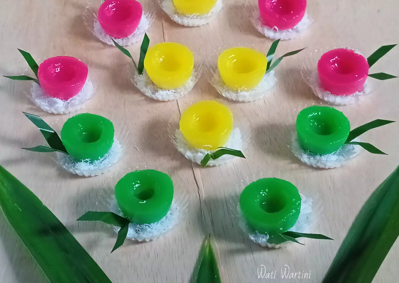kue-lumpang-pelangi-foto-resep-utama.webp