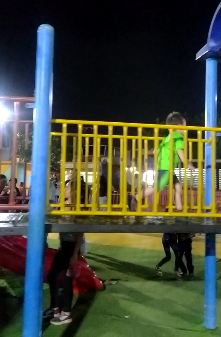 HIJO EN EL PARQUE 2.png